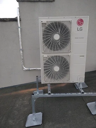 Jednostka klimatyzacji LG na dachu - realizacja KRZEŚ-POL